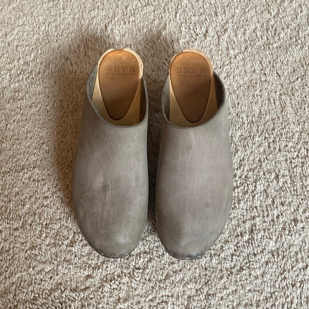 Bryr Closed Toe Clementine Clogs; size 37
